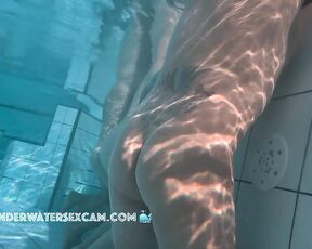 NEW! This girl has now taken a liking to the underwater jet and finds it cool to be watched while she masturbates