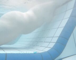 NEW! This young lady successfully masturbates with the small massage jets of the underwater lounger