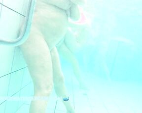 NEW! This kinky granny knows exactly how to masturbate hidden in a public pool