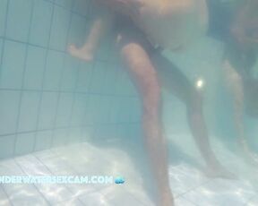 NEW! Although the pool is full, no one realizes that the two are really fucking underwater