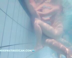 NEW! Although the pool is full, no one realizes that the two are really fucking underwater