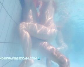 NEW! Although the pool is full, no one realizes that the two are really fucking underwater