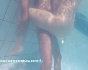 NEW! Although the pool is full, no one realizes that the two are really fucking underwater