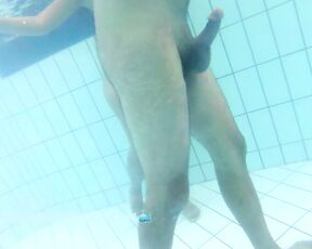 NEW! This Indian girl and her boyfriend start masturbating with the underwater jets