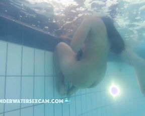 NEW! This Indian girl and her boyfriend start masturbating with the underwater jets