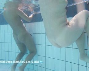 NEW! She has a strong orgasm with the help of the underwater jet in a public sauna pool.
