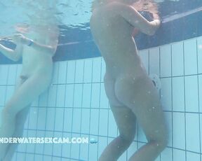 NEW! She has a strong orgasm with the help of the underwater jet in a public sauna pool.