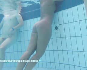 NEW! She has a strong orgasm with the help of the underwater jet in a public sauna pool.
