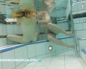NEW! This couple likes to be naked in warm water