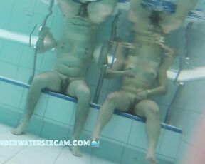 NEW! You could definitely do some interesting things in this small pool and with those very handy grab bars