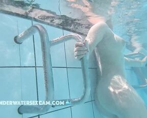 NEW! Cute lady shows her cute nipples in a public sauna pool