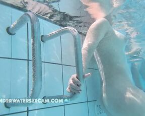 NEW! Cute lady shows her cute nipples in a public sauna pool