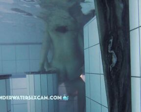 NEW! This teen couple tries to fuck in the dark in a corner of the sauna pool in the evening.