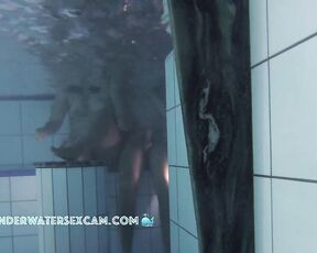 NEW! This teen couple tries to fuck in the dark in a corner of the sauna pool in the evening.