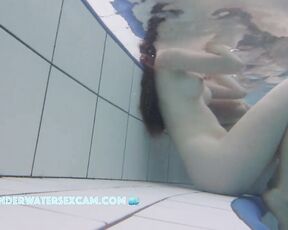 NEW! Sometimes 18-year-old girls come here and show themselves naked, which turns them on ;-) Look at her nipples!