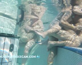 NEW! UNBELIEVABLE: A hot Arab girl gets up close to a lesbian couple playing around to fuck her boyfriend.