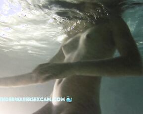 NEW! It looks like he's not entirely comfortable being naked in the pool, but his girlfriend has no issues with it.