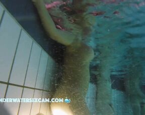 NEW! She's testing to see if you can actually masturbate with the underwater jet, and I'm sure she'll come back