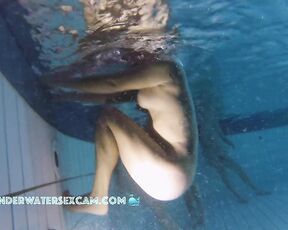 NEW! She's testing to see if you can actually masturbate with the underwater jet, and I'm sure she'll come back