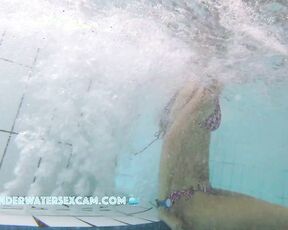 NEW! This young couple is practicing how to have underwater sex in a public hot tub