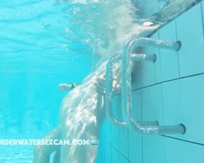 NEW! This girl is really having fun when she starts masturbating with the underwater jet, and her boyfriend doesn't notice a thing