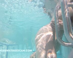 NEW! This girl is really having fun when she starts masturbating with the underwater jet, and her boyfriend doesn't notice a thing