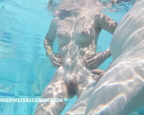 NEW! This girl is really having fun when she starts masturbating with the underwater jet, and her boyfriend doesn't notice a thing