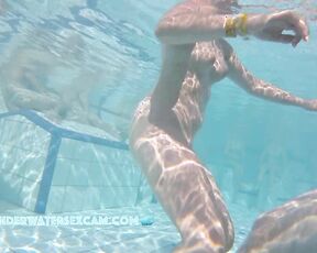 NEW! This girl is really having fun when she starts masturbating with the underwater jet, and her boyfriend doesn't notice a thing