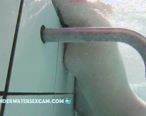 NEW! It's a shame she doesn't use the underwater jet the way it's meant to be used ;-)