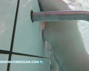 NEW! It's a shame she doesn't use the underwater jet the way it's meant to be used ;-)