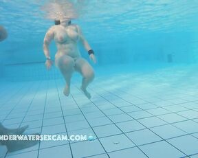 NEW! This woman loves jumping up and down in the water, and the audience loves it, too ;-)
