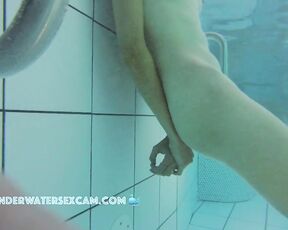 NEW! I really thought that this 2-meter-tall girl would reach the lower underwater jet with her pussy