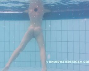 NEW! This girl reaches orgasm so quickly with the underwater jet that the cameraman really had to run ;-)