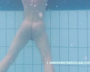 NEW! This girl reaches orgasm so quickly with the underwater jet that the cameraman really had to run ;-)
