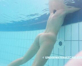 NEW! This girl reaches orgasm so quickly with the underwater jet that the cameraman really had to run ;-)