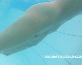 NEW! This girl reaches orgasm so quickly with the underwater jet that the cameraman really had to run ;-)