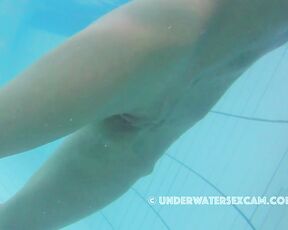 NEW! This girl reaches orgasm so quickly with the underwater jet that the cameraman really had to run ;-)