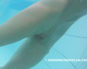 NEW! This girl reaches orgasm so quickly with the underwater jet that the cameraman really had to run ;-)