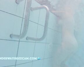 NEW! I'd love to explain to her how to use the underwater jet properly, but I don't dare.