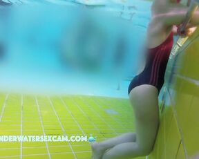 NEW! This young swimmer has already had two orgasms in three minutes! And she keeps it up all day long ;-)