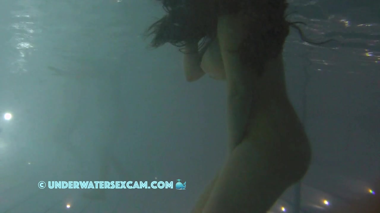 NEW! I'd love to run into this hot girl with those amazing boobs all by myself at night when we're both naked ;-)